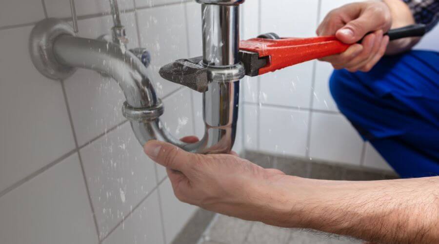 Expert burst pipe repair services in Englewood, KS